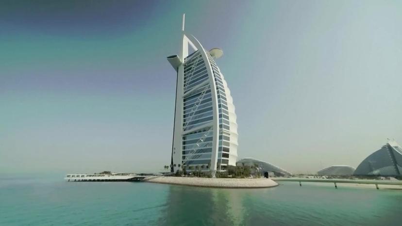 small-plane-makes-incredible-landing-on-dubais-iconic-burj-al-arab-helipad